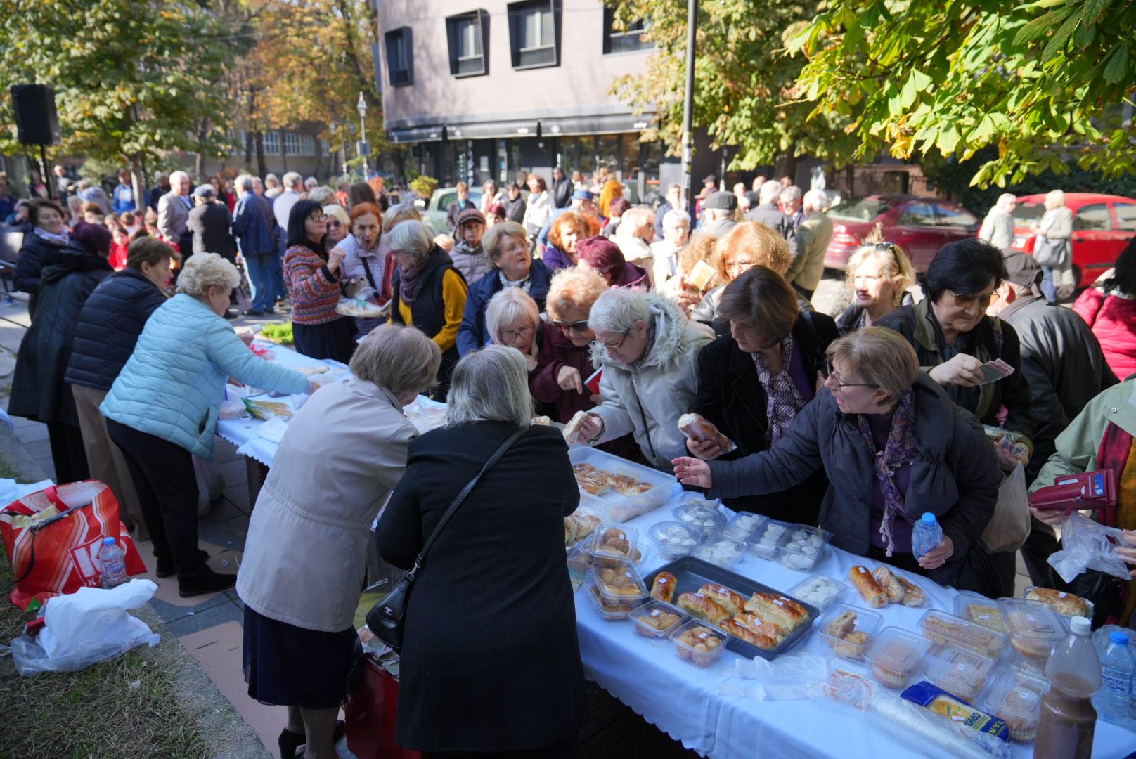 „Фестивалот на симит и погача во срцето на Скопје“ пред муралот на Горан Стефановски