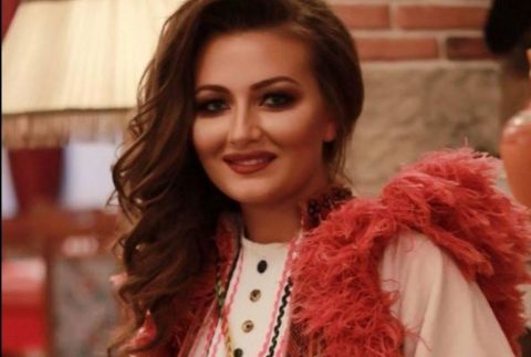 Пејачката Елена Јовческа се породи пред само две недели, а сега најави нешто кое ретко го прави тазе остварена мајка