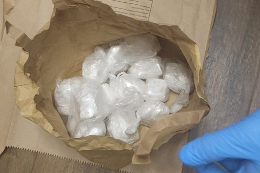 Фатени дилери на дрога, меѓу нив и дете