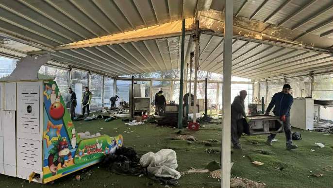 Општина Аеродром ја урива летната тераса на кафулето „Дежаву“ со која беше заграден тревникот кај ТЦ „Капитол мол