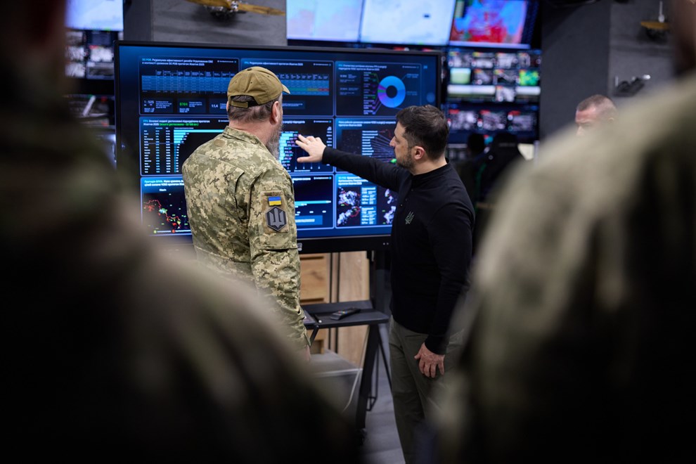 (Фото) Зеленски пристигна на бојното поле кај Покровск