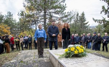 Положено свежо цвеќе во чест на ослободувањето на Охрид