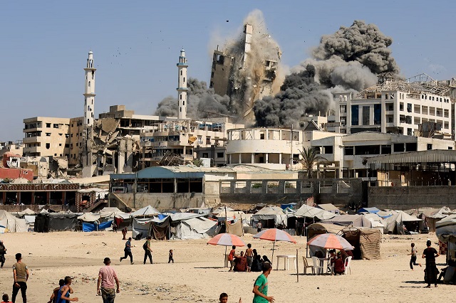 Жители на Газа – Хамас ги оданочува цигарите, ги регулира цените на пилешкото месо… Тие сакаат контрола.