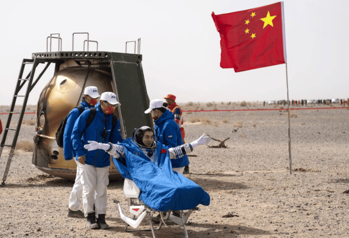 И БЕЗ МАСК СЕ ВРАЌААТ ДОМА: Кинеските астронаути од Шенжоу 20 ќе патуваат назад со леталото на колегите од Шенжоу 21