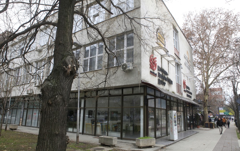 Жена се повредила на концерт во КИЦ Скопје и завршила во болница откако се откачила решетка од таванот