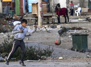 Децата Роми најчести жртви на онлајн булинг, алармантни случаи на насилство и оружје во училишните ранци