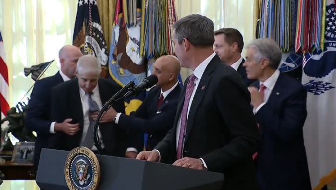 ВИДЕО I Во кабинетот на Трамп се онесвести директор на позната компанија, познатиот доктор Оз веднаш му притрчал на помош