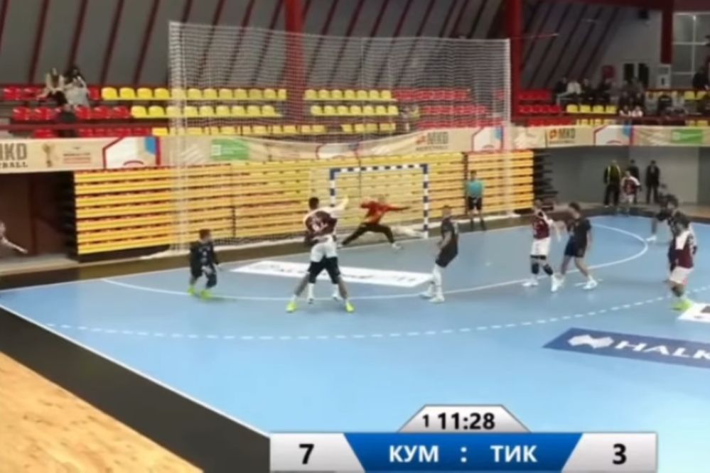 Ракометар на Тиквеш наместо да ја скине мрежата, со топка го нокаутира – судијата (ВИДЕО)