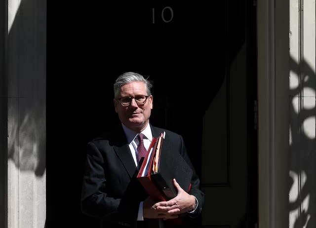 Стармер се обидува да го консолидира својот авторитет по гласините дека му се заканува смена