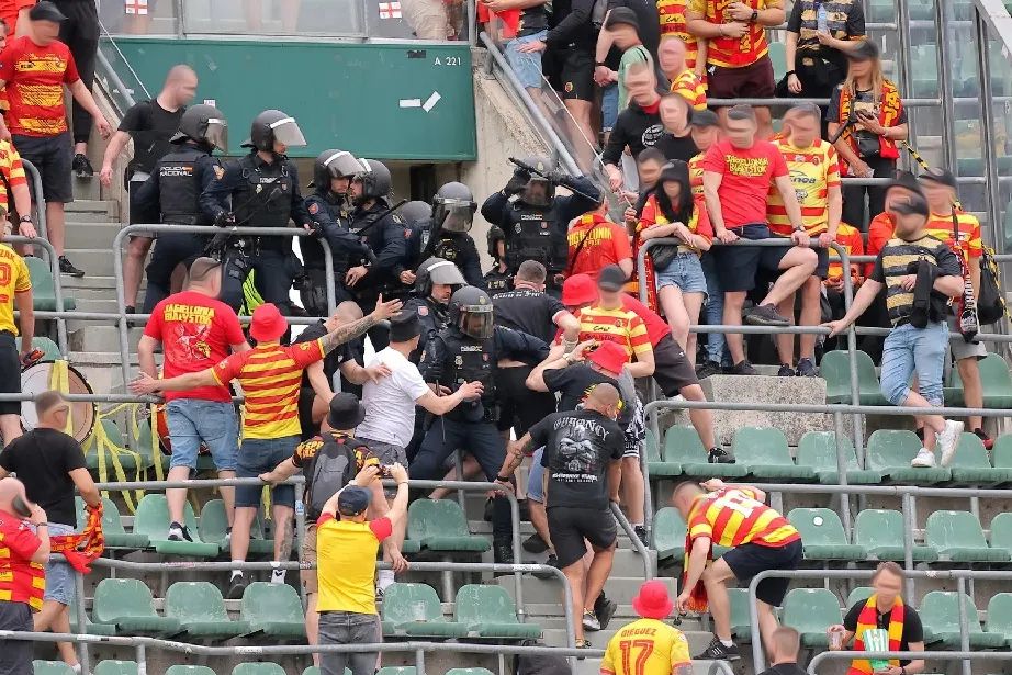 Полски навивачи влегле во клинч со македонската полиција – еден е во привор!