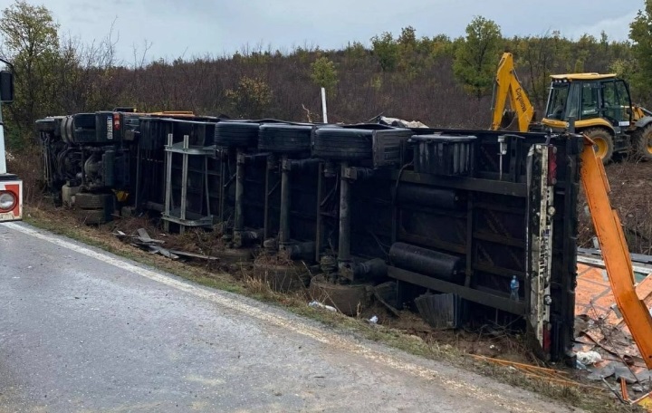 (ФОТО) Се преврте камион на патот Валандово – Дојран, загина мигрантка од Кина, а уште седуммина се повредени