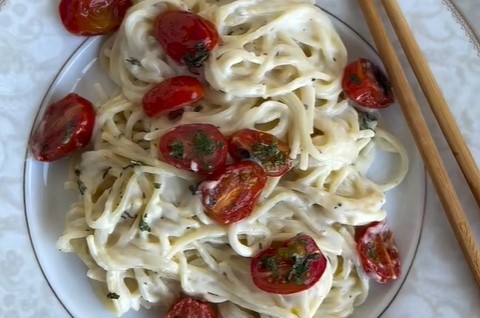 Најбрзиот и највкусниот оброк за ручек или вечера: Сочни тестенини во бел сос од само 4 состојки