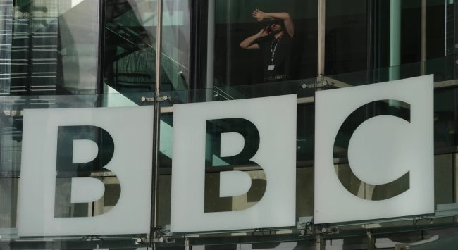 ТРАМП ЌЕ ЈА ТУЖИ „БИ-БИ-СИ“ ЗА 5 МИЛИЈАРДИ ДОЛАРИ ПОРАДИ ПОГРЕШНО МОНТИРАНО ВИДЕО ОД ГОВОРОТ НА 6 ЈАНУАРИ 2021