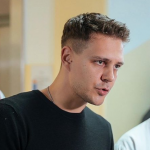 (Фото) Милош Биковиќ како Робинзон Крусо: Актерот разголен и со долга коса, а до него позираше коза