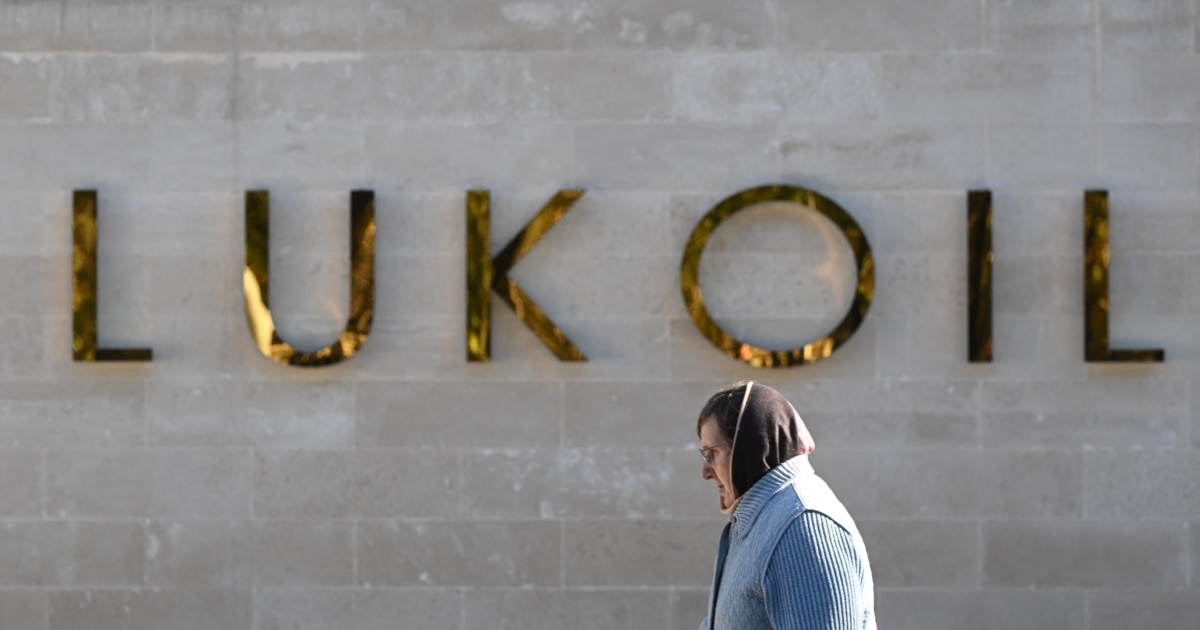 Бугарија усвои закон за преземање контрола врз руската рафинерија на Лукоил