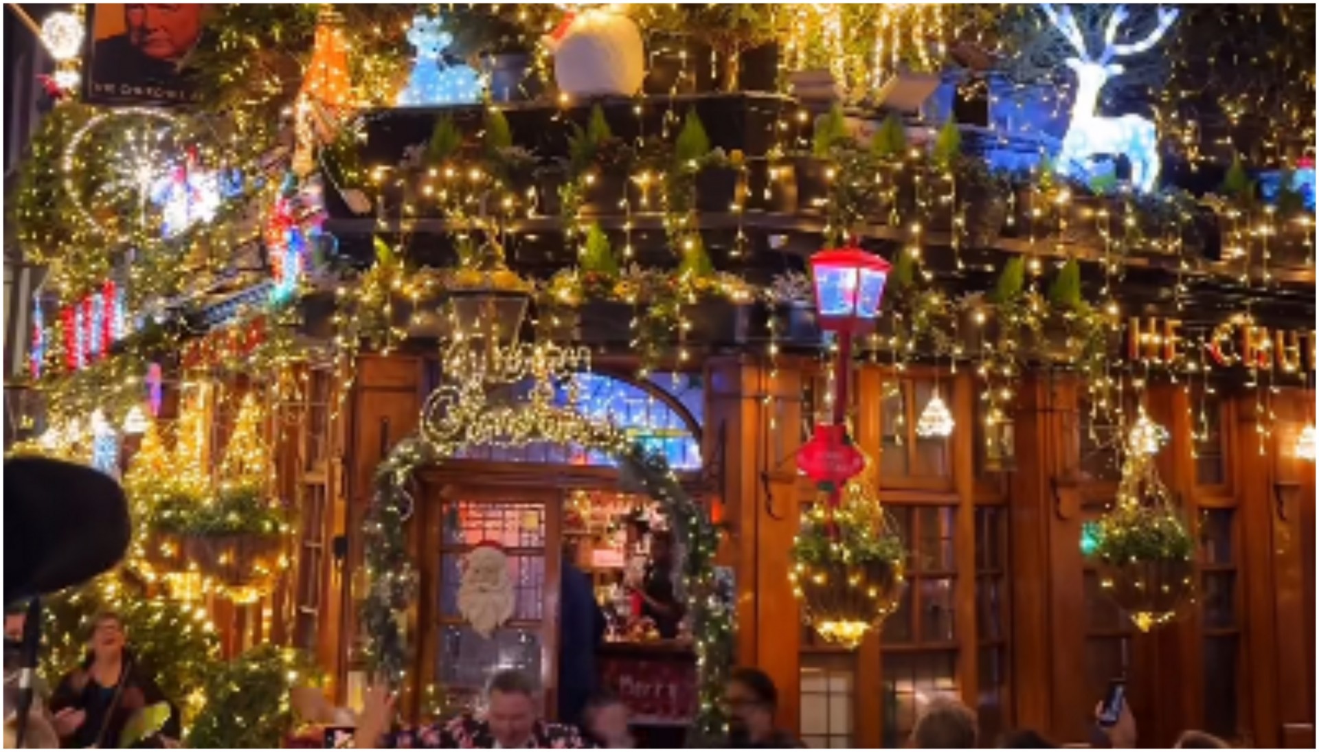 Ова е најмагичниот паб за празниците: Илјадници светилки го претворија во зимска бајка ВИДЕО