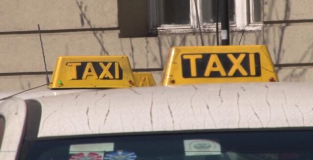 Таксист од Скопје допирал патничка и почнал да ја бакнува