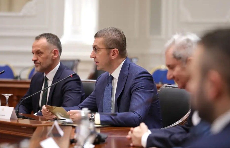 „Само ако сме обидените во почит, доверба и одговорност ќе можеме да постигнеме резултати“: Мицкоски по повод Денот на албансакта азбука