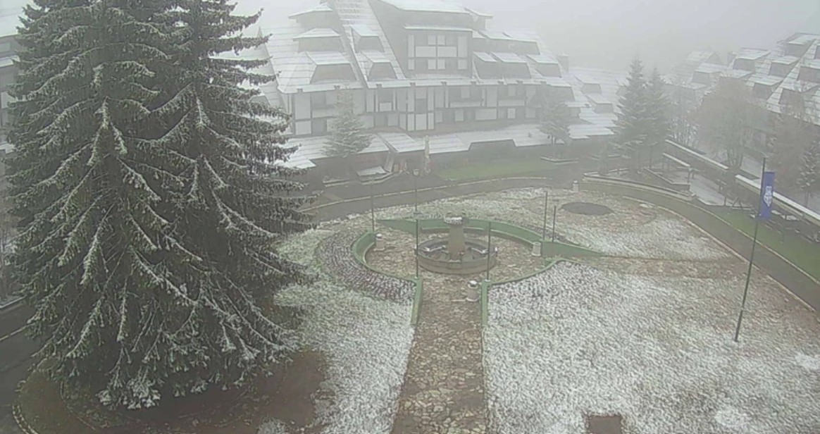 СНЕГ ВО СОСЕДНА СРБИЈА, НА ПЛАНИНИТЕ И ГУСТА МАГЛА: Еве каде е најстудено