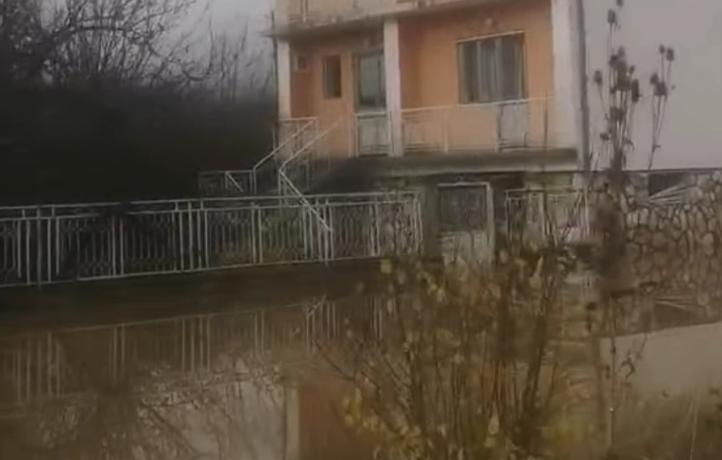 Поплави во Ресенско, над 50 куќи и земјоделски површини под вода