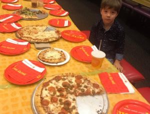 ГО ВИКНАЛ ЦЕЛО ОДДЕЛЕНИЕ НА РОДЕНДЕН, НО НИКОЈ НЕ МУ ДОШОЛ – ОТКАКО МАЈКА МУ ОБЈАВИЛА ТАЖНА ФОТОГРАФИЈА СЕ СЛУЧИЛ ПРЕСВРТ