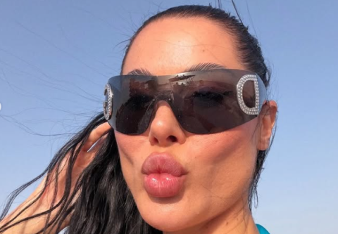 Ана Стојанова со „тексас голотија“ сподели еротска естетика: Тенот темен, преку голите гради само тексас ремен наместо градник или некоја од нејзините маички, а и на ваква фармерка не одат ниту гаќички!