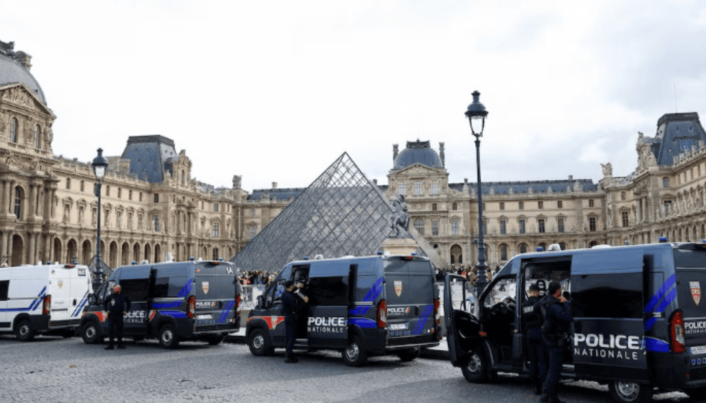 ЛОКАЛНИ КРАДЦИ-АМАТЕРИ, А НЕ ЕКСПЕРТИ ја извршиле „кражбата на векот“ во Лувр, потврдија француските истражни органи