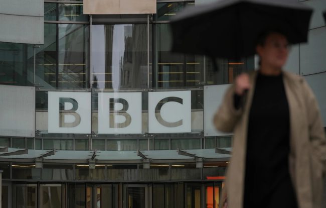 ТРАМП МУ СЕ ЗАКАНИ НА БИ-БИ-СИ СО ТУЖБА ОД МИЛИЈАРДА ДОЛАРИ ПОРАДИ НЕГОВ МОНТИРАН ГОВОР