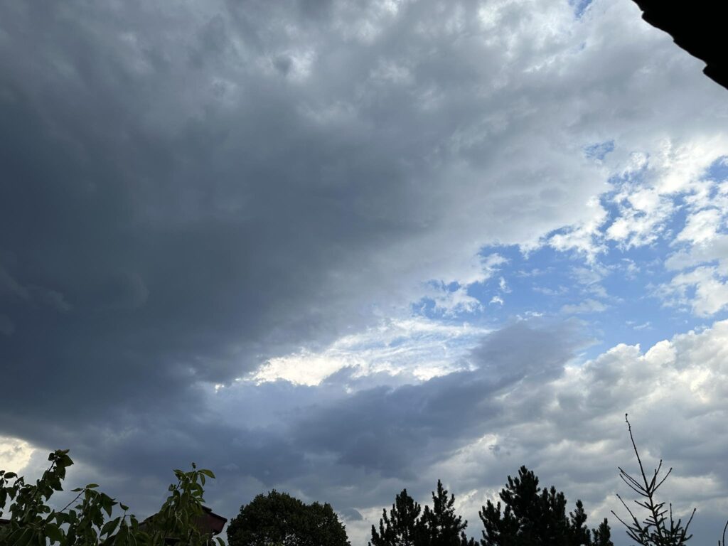 Променливо облачно со повремени локални врнежи од дожд