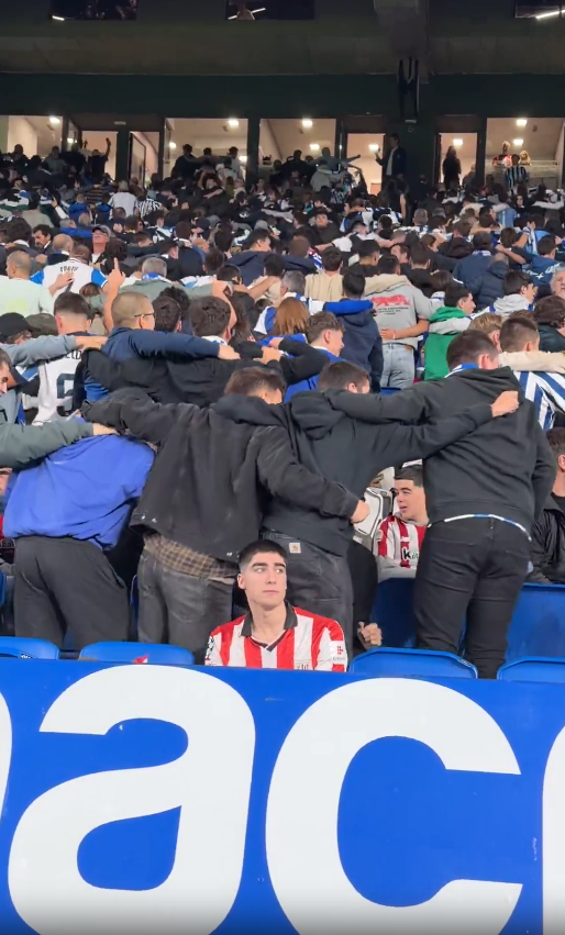 Навивач на Билбао си грицкаше чипс меѓу навивачи на Сосиедад