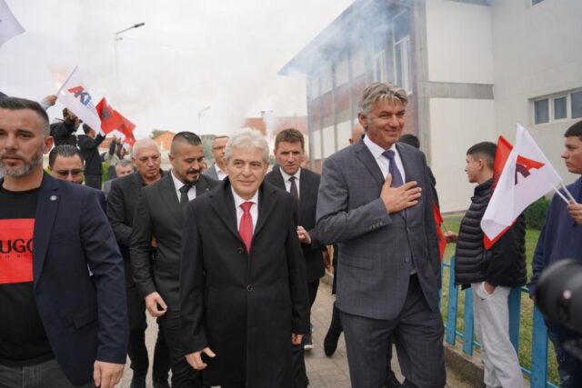 Албанската опозиција денес наликува на стар шатор што се кине штом ќе задува ветер, порачаа од ВЛЕН