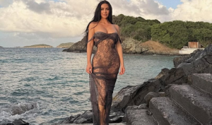 (ФОТО) Ким Кардашијан трендот „гол фустан“ го подигнала на ново ниво: Ги истакнала своите облини со проѕирен фустан од чипка