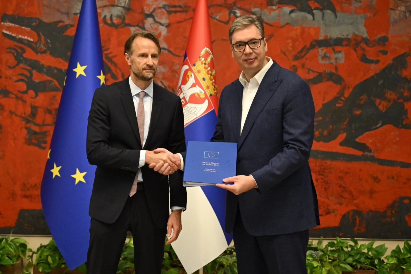 „ИЗВЕШТАЈОТ Е ВАШЕ ВИДУВАЊЕ, НЕ ОГЛЕДАЛО“: Вучиќ кон евроамбасадорот – „Не се грижете, ми завршува мандатот“