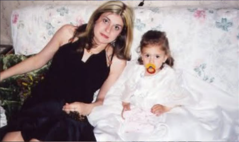 Погледнете ја подобро госпоѓата до ова мало девојченце и веднаш ќе ви стане јасно која позната пејачка и е ќерка: „Среќен роденден мама, те сакам“!