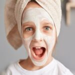 Децата масовно користат маски за лице – дерматолозите предупредуваат: „Непотребно и потенцијално штетно“