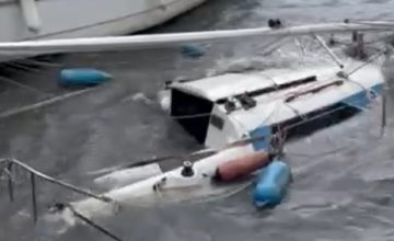 Видео: Југот потона едрилица на градското пристаниште