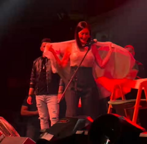 (ВИДЕО) Српската пејачка Цеца исвиркана од публиката во Велес откако на концерт го подигна бугарското знаме