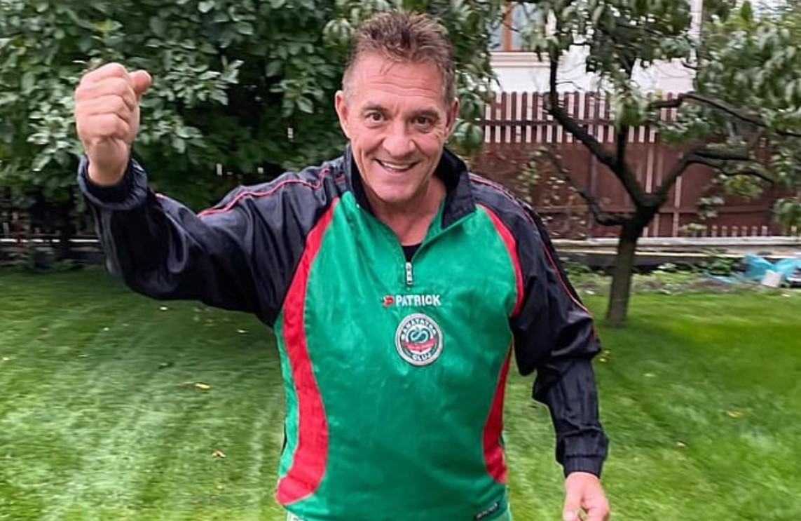 Тимот губеше, па сопственикот на клубот постави рекорд: На 61 година влезе во игра