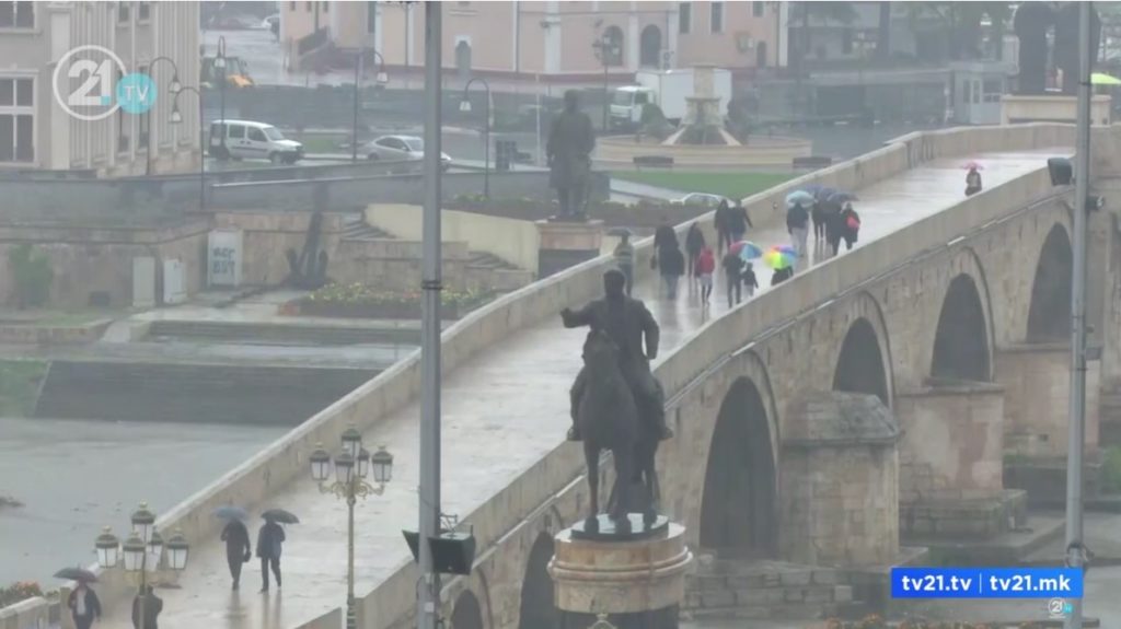 Променливо облачно време во Македонија: Обилни врнежи од дожд и ветер од над 60 km/h