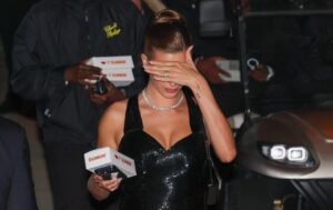 (Фото) Хејли Бибер ги засени сите со фустанот и деколтето