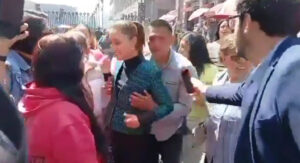 ВИДЕО: Минувач ја бакна мексиканската претседателка во вратот и се обиде да ја зграби за градите
