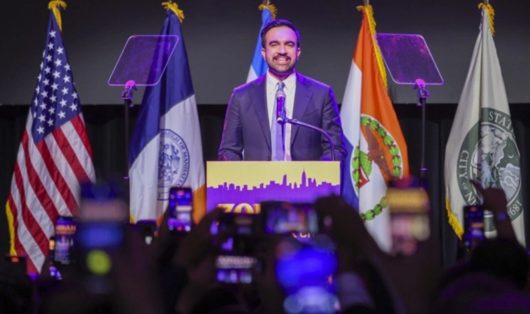 „Гласале повеќе од 2 милиони луѓе. Пред четири години помалку од 1,15 милиони. Ве потсеќа на нешто?!“: бура од реакции по изборот на Мамдани