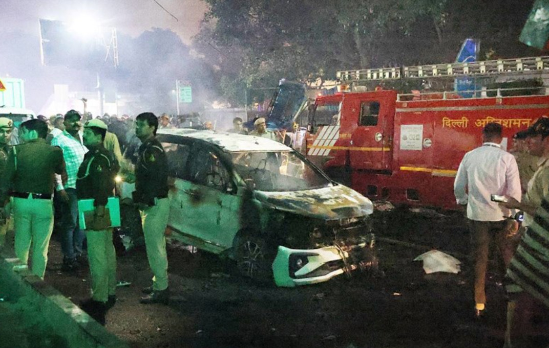 (Фото) Силна експлозија на автомобил во главниот град на Индија, најмалку 10 мртви