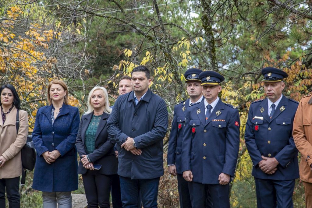 СВЕЖО ЦВЕЌЕ ВО ЧЕСТ НА ОСЛОБОДУВАЊЕТО НА ОХРИД