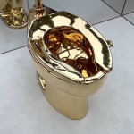 ТОАЛЕТНА ШКОЛКА ОД ЧИСТО ЗЛАТО СЕ ПРОДАДЕ ЗА 12 МИЛИОНИ ДОЛАРИ