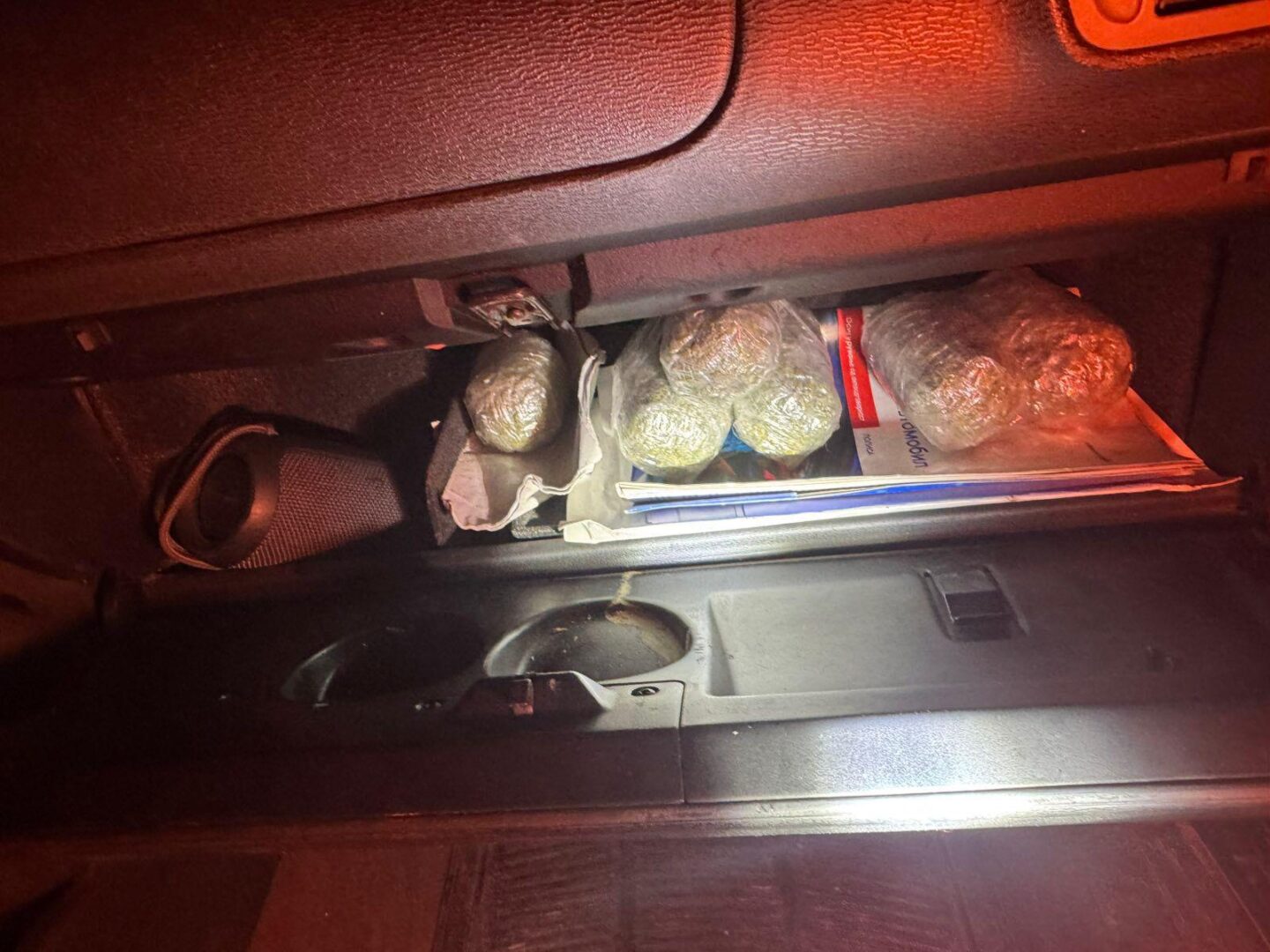 (Фото) Пронајдена дрога во возило во Тетовско, двајца уапсени