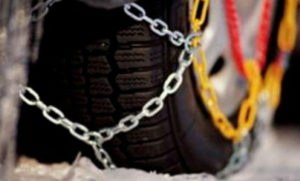 Казни од 45 евра ако немате зимска опрема во возилата, обврската почнува од денес