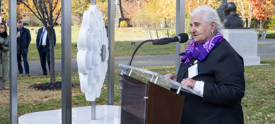 Во ОН во Њујорк е поставен споменик „Цветот на Сребреница“