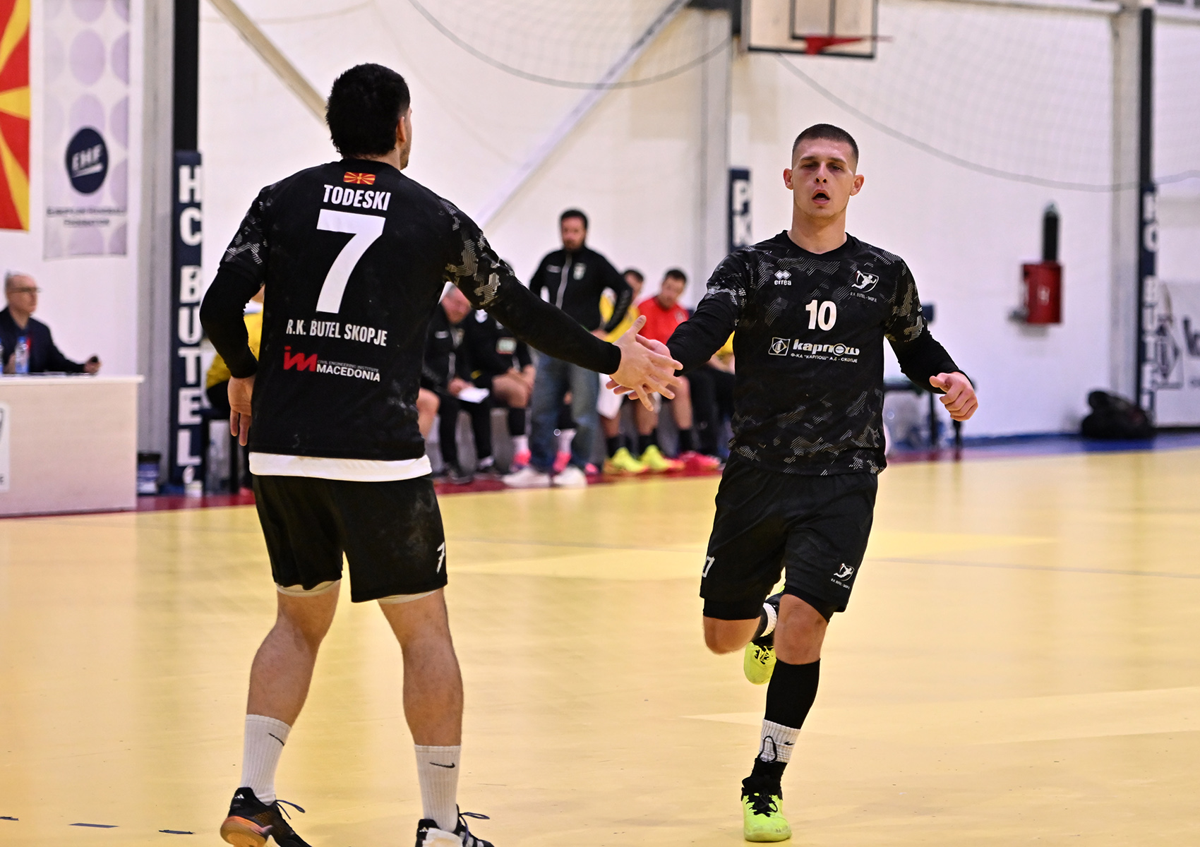 Бутел фаќа приклучок за Топ-6