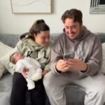 Инфлуенсери му дале необично име на своето дете – следбениците ги критикувале